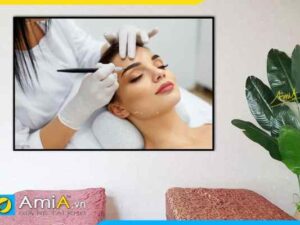 Tranh spa hình ảnh cô gái xăm lông mày đẹp mã AmiA SP84