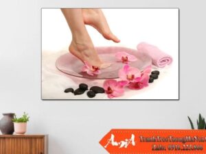 Tranh treo tường Spa hình ảnh đôi chân ngâm nước có hoa AmiA 2004272024