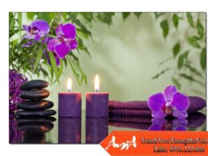 Tranh treo tường Spa hình ảnh khăn tắm, nến, hoa lan hồng tím trên nền xanh mờ AmiA 0904192024