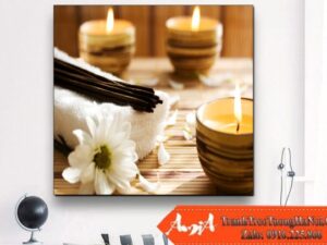 Tranh treo tường Spa khổ vuông hình ảnh nến, khăn tắm và hoa cúc trắng trên nền gỗ AmiA 0604172024